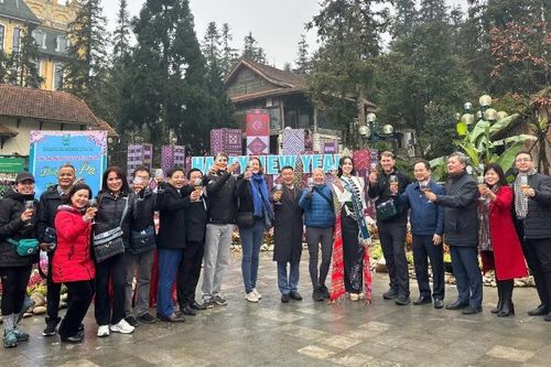 Sa Pa đón 50 du khách 'xông đất' ngày đầu năm 2025