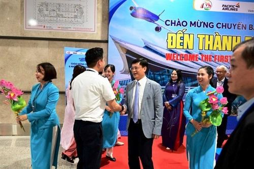 Đón những du khách đầu tiên đến Huế năm 2025 bằng đường hàng không