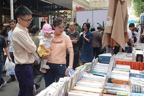 Đường sách Thành phố Hồ Chí Minh nhộn nhịp trong ngày đầu năm mới