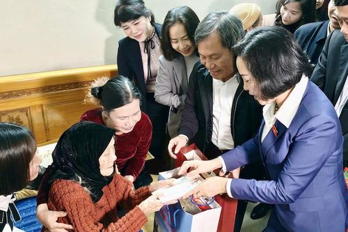 Phó Chủ tịch Quốc hội Nguyễn Thị Thanh thăm, tặng quà tại Đông Triều (Quảng Ninh)