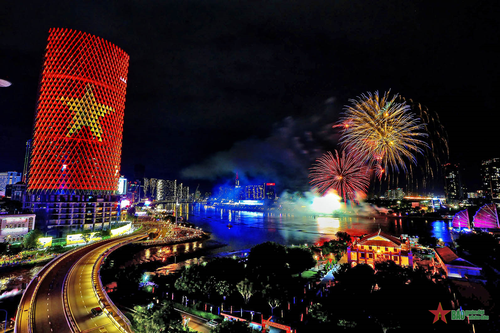 Người dân TP Hồ Chí Minh thưởng thức trình diễn pháo hoa, chào đón năm mới 2025