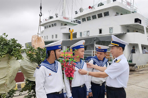 Mang mùa Xuân ra 'pháo đài canh biển'