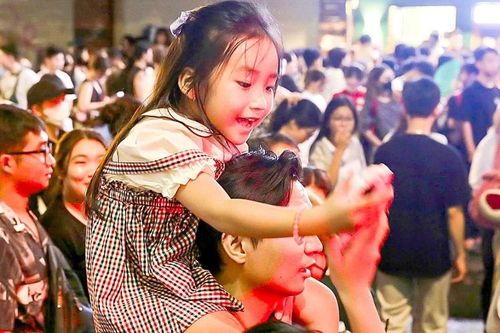 TPHCM rộn ràng đón năm mới 2025