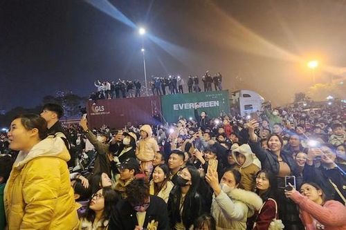 Muôn kiểu xem bắn pháo hoa chào 2025 'độc lạ' ở Mỹ Đình