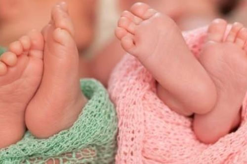 Sinh đôi nhưng ra đời cách nhau 5 tuần, vì sao?