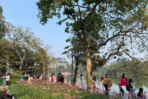 Nghỉ Tết Dương lịch, hồ Gươm 'một mét vuông chục nàng thơ'