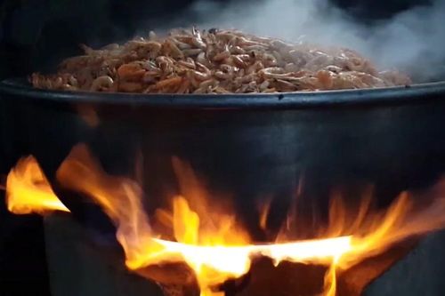 Cà Mau: Làng nghề di sản tôm khô 'đỏ lửa'