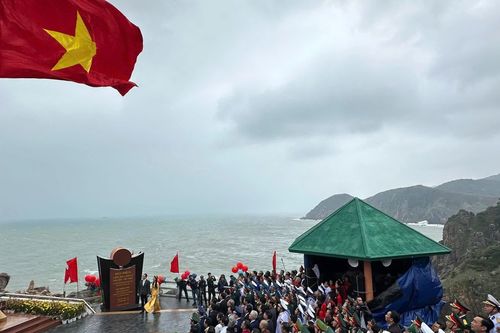 Hát vang Quốc ca Việt Nam tại Mũi Đại Lãnh - nơi đón ánh bình minh sớm nhất trên đất liền