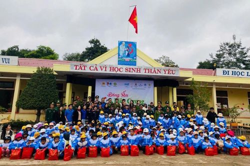 Nhiều hoạt động ý nghĩa đến với học sinh, quân nhân và nhân dân trên biên giới