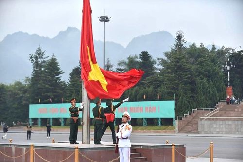 Lai Châu: Hơn 2.000 người tham gia lễ chào cờ chào năm mới 2025