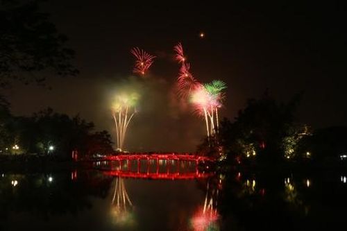 Mãn nhãn màn pháo hoa chào mừng năm mới 2025 tại Hà Nội