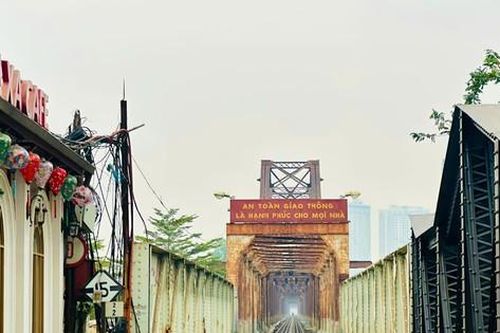 Hà Nội: Ga tàu Long Biên có 'áo mới'