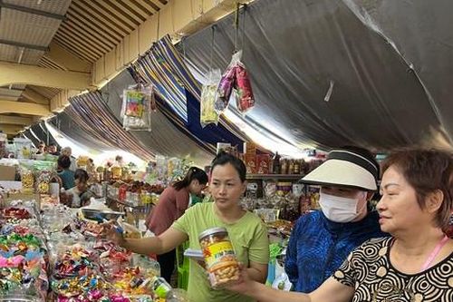 Chợ Tết thưa thớt, tiểu thương 'ngóng theo từng du khách'