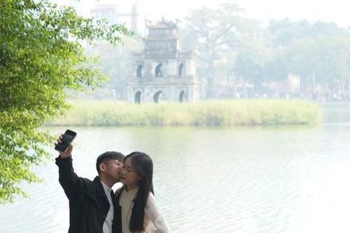 Người dân Hà Nội thảnh thơi dạo chơi, ngắm cảnh trong ngày đầu năm mới
