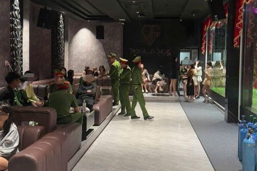 Phát hiện nhiều nam nữ hít bóng cười, sử dụng ma túy ở quán bar