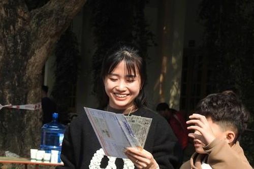 Người hâm mộ phấn khởi nhận vé cổ vũ đội tuyển Việt Nam