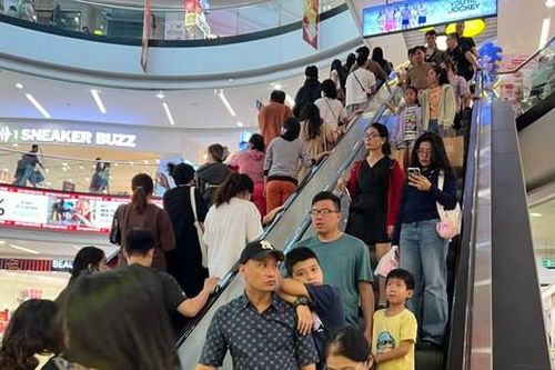 Nhà hàng trong trung tâm thương mại quá tải, khách xếp hàng dài chờ đến lượt