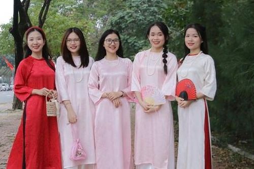 Du khách diện áo dài xuống phố Đà Nẵng chơi Tết Dương lịch