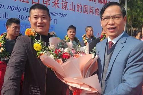 Đoàn khách quốc tế 'xông đất' cửa khẩu Hữu Nghị
