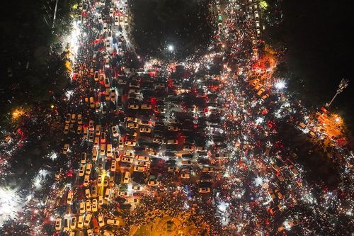 Trục đường quanh sân Mỹ Đình kẹt xe dài hàng km sau màn bắn pháo hoa