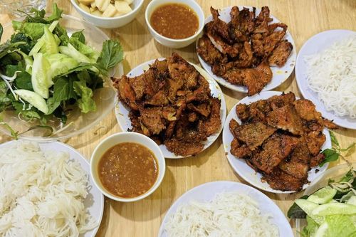 Món bún chả ăn cùng nước chấm lạ miệng ở Nghệ An, khách gọi vài suất vẫn thèm