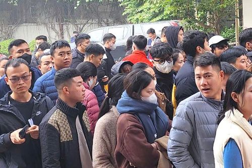 Nghìn người xếp hàng nhận vé chung kết, phe vé tất bật 'gom hàng'