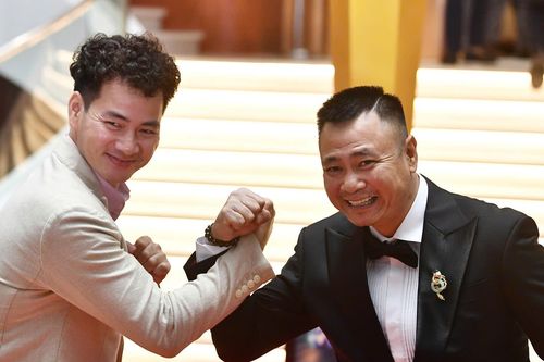 Xuân Bắc, Tự Long và dàn sao tươi vui ở thảm đỏ VTV Awards