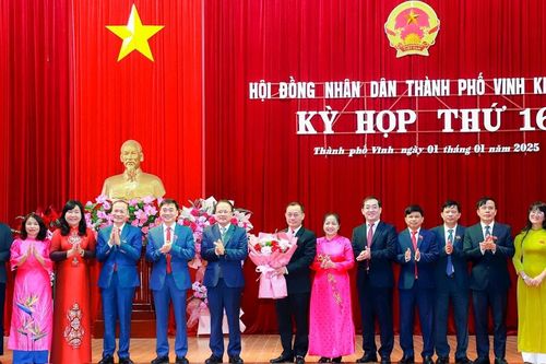 Bí thư Thành ủy Phan Đức Đồng được bầu giữ chức Chủ tịch Hội đồng Nhân dân thành phố Vinh (mới)