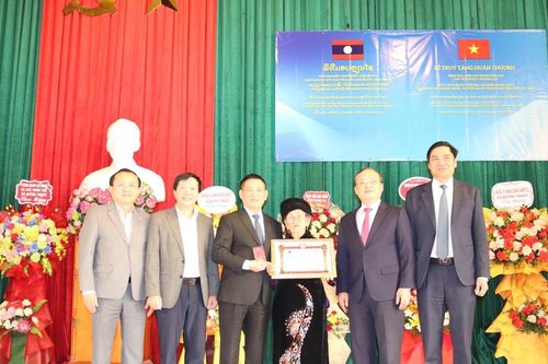 Truy tặng Huân chương Lao động hạng Nhất của Chủ tịch nước Cộng hòa Dân chủ Nhân dân Lào cho đồng chí Hồ Đức Bính