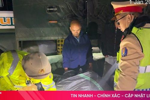 Phát hiện lô hàng quần áo không rõ nguồn gốc