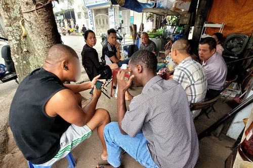 Lạ đời chuyện 'phố châu Phi' giữa lòng Thủ đô Hà Nội