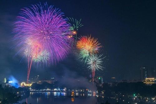 Mặt hồ Hoàn Kiếm 'sáng lòa' trong màn trình diễn pháo hoa rực rỡ, lung linh