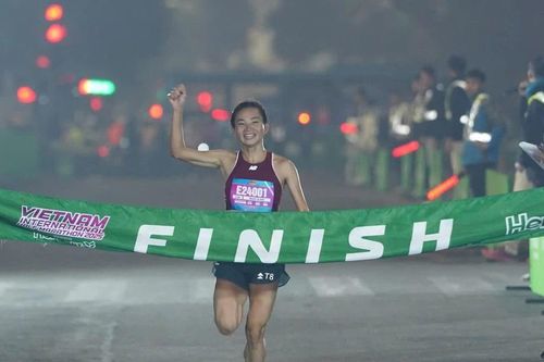 Giải Bán Marathon Quốc tế Việt Nam 2025: Nguyễn Thị Oanh thiết lập kỷ lục mới