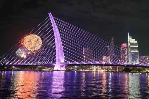 TP Hồ Chí Minh: Pháo hoa sáng rực trên bầu trời chào năm mới 2025
