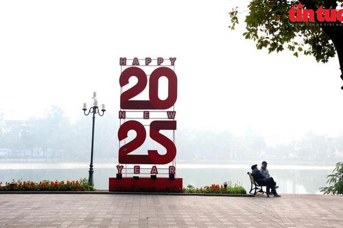 Đường phố Hà Nội yên bình trong ngày đầu năm mới 2025
