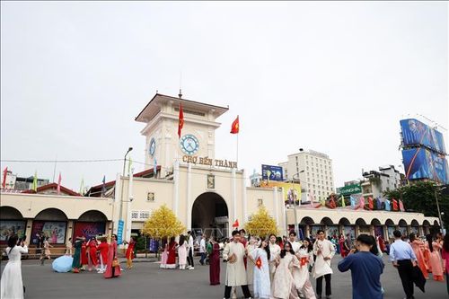 Không khí rộn ràng ngày đầu năm mới tại Thành phố Hồ Chí Minh