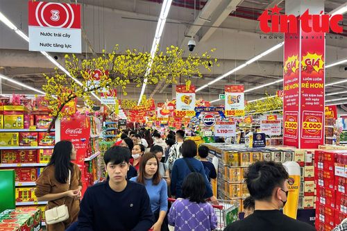Người dân Hà Nội đổ xô đến siêu thị mua sắm Tết trong ngày đầu năm mới