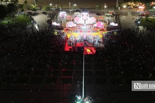 'Anh trai' Bùi Công Nam cùng dàn nghệ sĩ 'đốt cháy' sân khấu Countdown Tp. Quy Nhơn