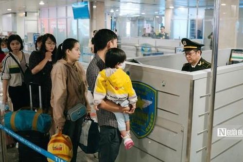 Hơn 100.000 lượt khách đến sân bay Tân Sơn Nhất trong ngày đầu năm 2025