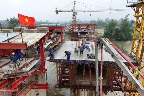 Hối hả ngày đầu năm trên công trường cầu tình nghĩa nối Quảng Nam – Đà Nẵng