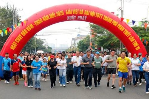 Hơn 2.200 người tham gia ngày chạy đầu năm mới tại Bình Thuận