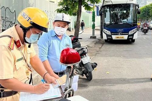 Những lỗi vi phạm giao thông trừ 10 điểm giấy phép lái xe máy, ai cũng nên biết