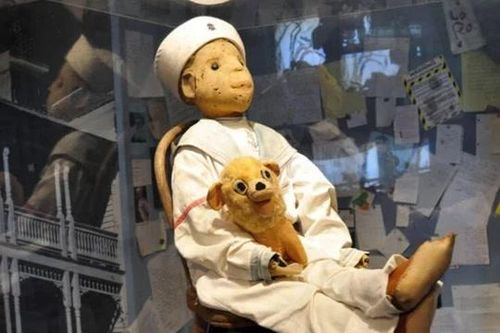 Bí ẩn về con búp bê kinh dị Robert the Doll