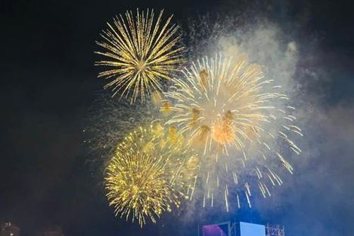 Pháo hoa rực rỡ trên bầu trời TPHCM chào đón năm mới 2025