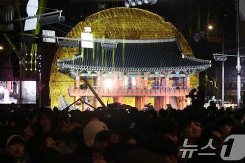 Hàn Quốc lặng lẽ đêm giao thừa, chỉ có tiếng chuông cầu nguyện