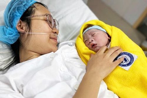 Hình ảnh dễ thương của những công dân chào đời đêm Giao thừa năm 2025
