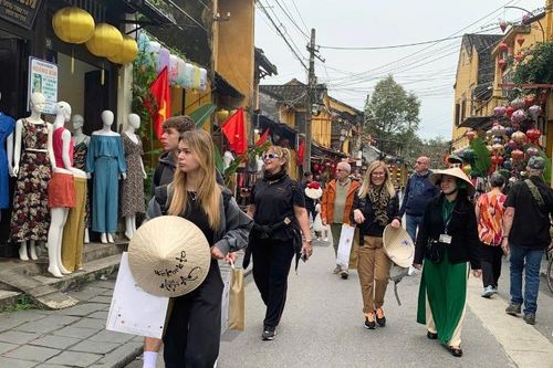 Đoàn du khách Ý 'xông đất' phố cổ Hội An