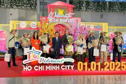 TP. Hồ Chí Minh đón khách du lịch quốc tế đầu tiên