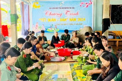 Hội viên phụ nữ Tri Tôn và cán bộ chiến sĩ gói bánh tét Tết quân - dân