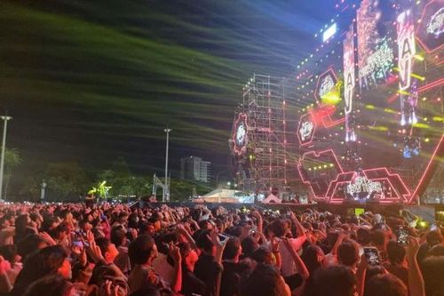 Hàng ngàn người dân tham gia countdown chào đón năm mới 2025